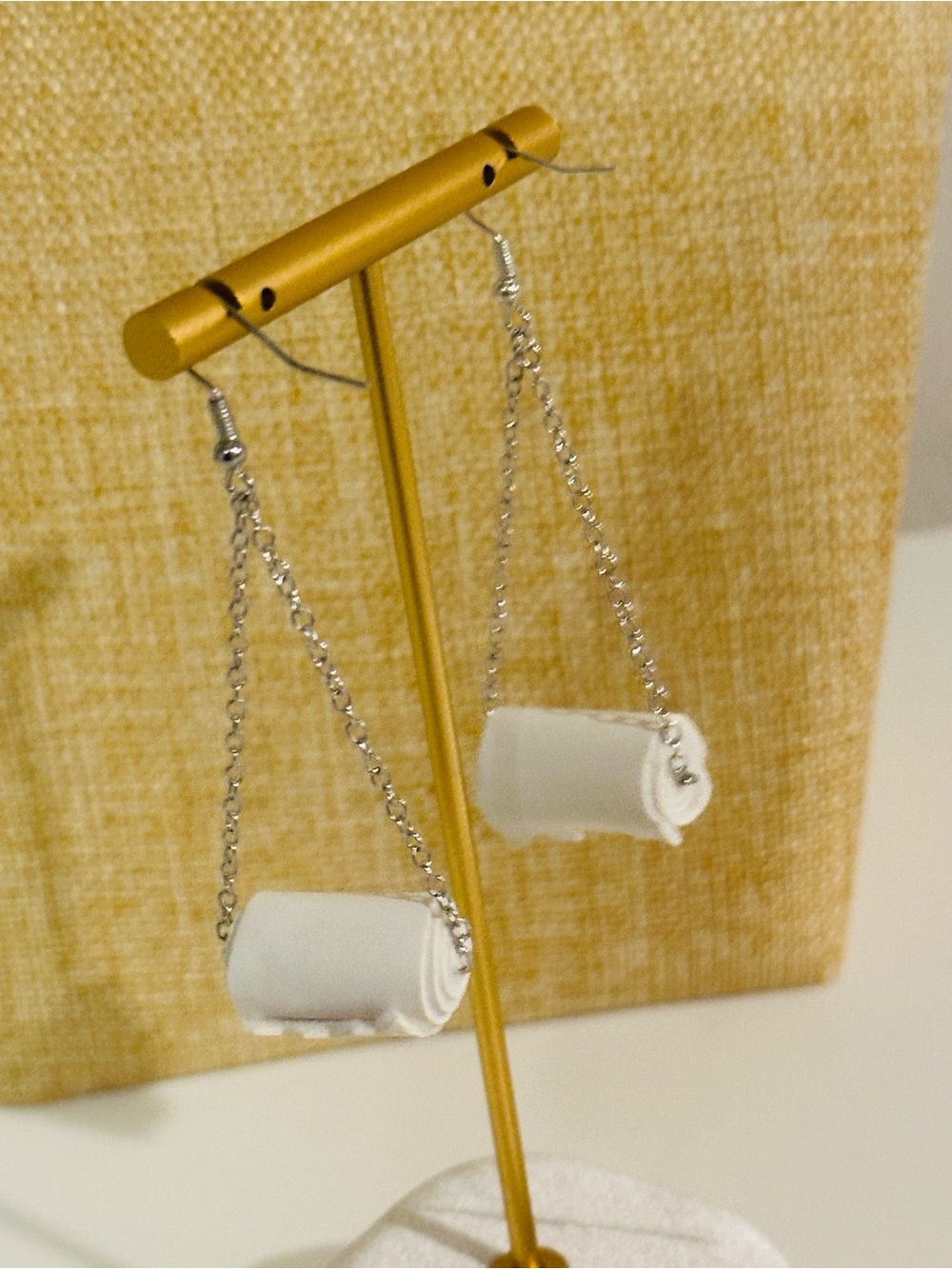 Fashion Jewelry White Rolled Drop Earrings with Silver Chains